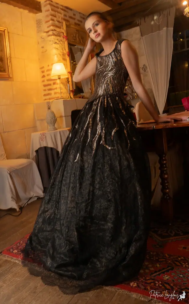 Robe d'apparat devant un château.