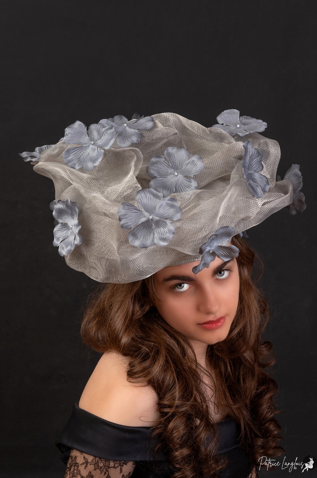 Chapeau de cérémonie en sinamay orné de fleurs, création sur mesure.