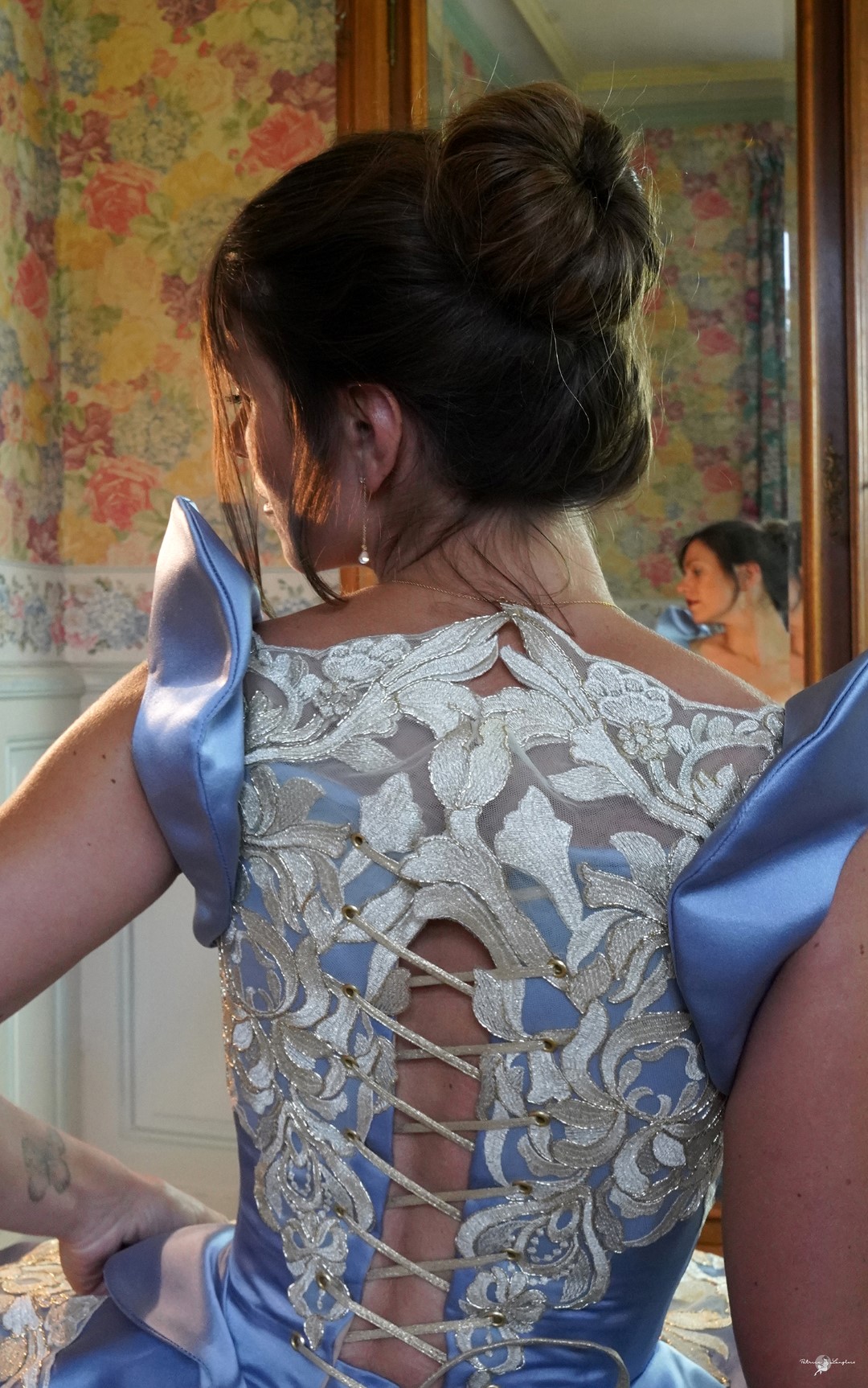 Dos d'une robe à laçage corset et dentelle.