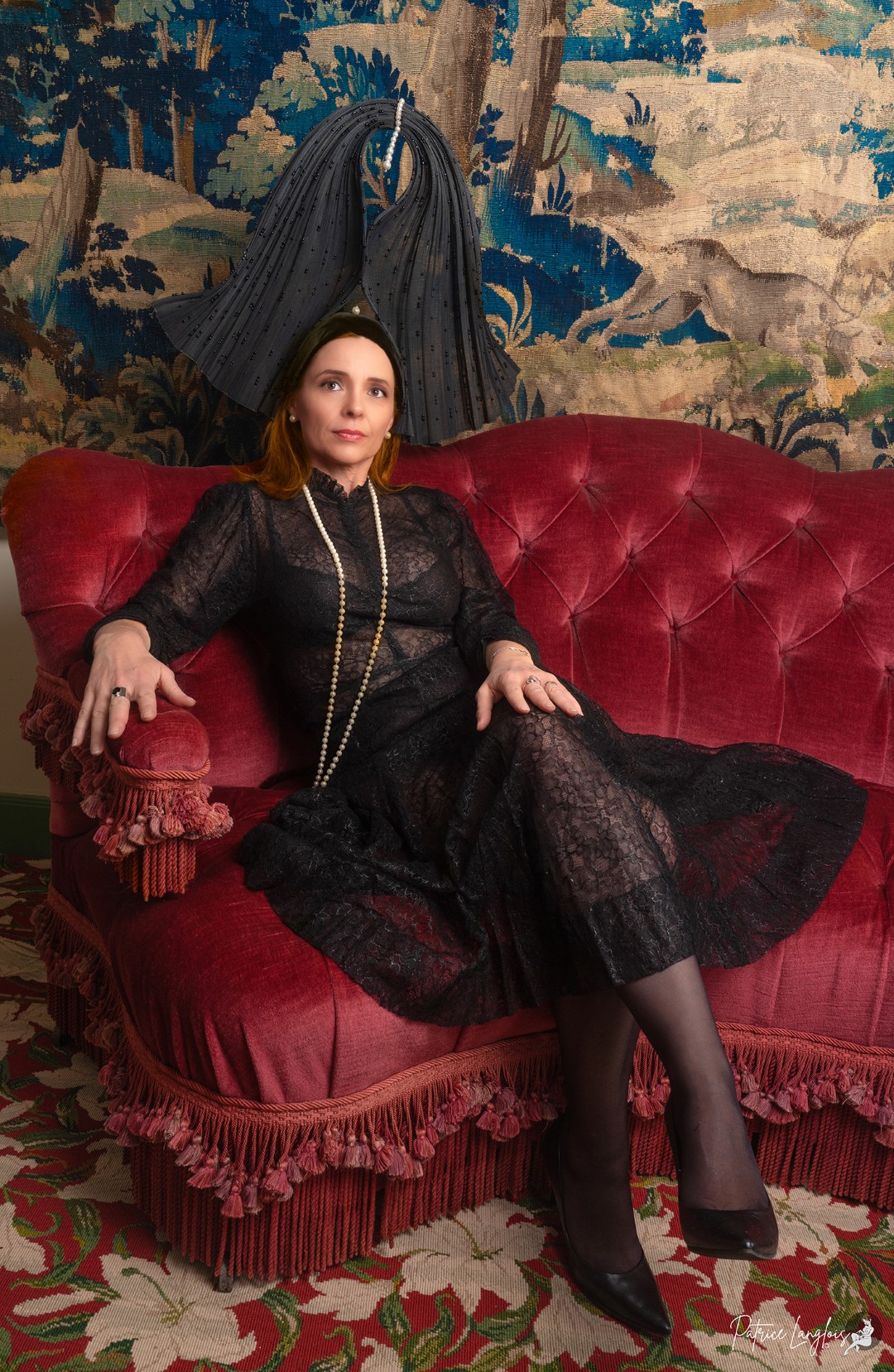 Tenue historique en dentelle noire et coiffe assortie.